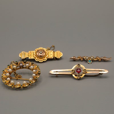 Lot 273 - A COLLECTION OF 9CT GOLD AND YELLOW METAL BROOCHES