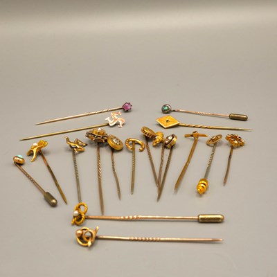 Lot 248 - A COLLECTION OF GOLD AND YELLOW METAL ASSORTED HAT PINS