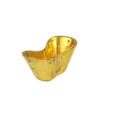 Lot 217 - A CHINESE CERAMIC GILT SYCEE.