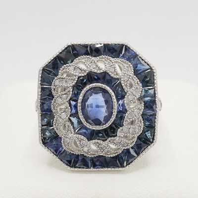 Lot 190 - A PLATINUM SQUARE RING