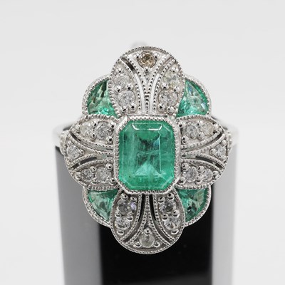 Lot 189 - ART DECO STYLE PLATINUM RING