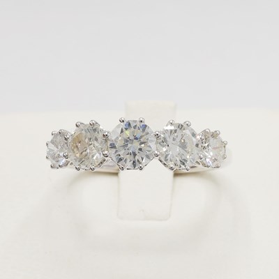 Lot 195 - PLATINUM DIAMOND RING