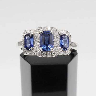 Lot 193 - A PLATINUM SAPPHIRE AND DIAMOND RING