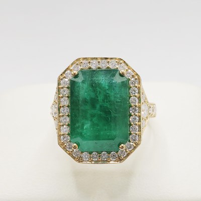 Lot 197 - EMERALD AND DIAMOND CLUSTER RING