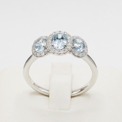 Lot 187 - A PLATINUM AQUAMARINE AND DIAMOND TRILOGY RING