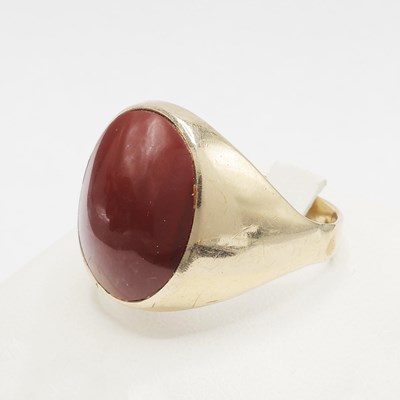 Lot 174 - A 9CT GOLD RED CABOCHON RING