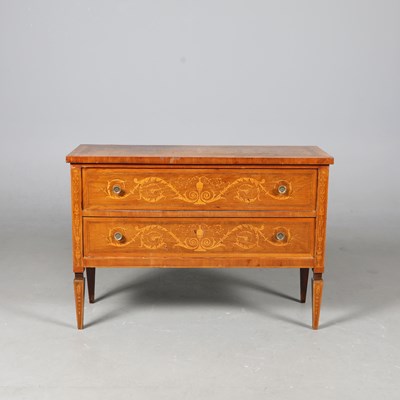Lot 521 - COMMODE