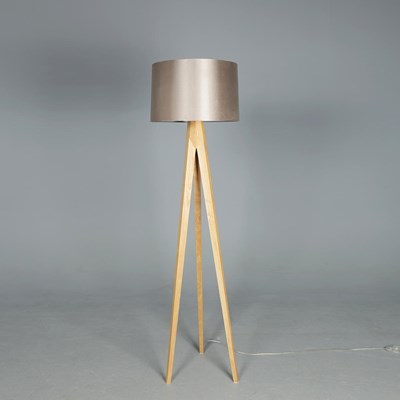 Lot 316 - FLOOR LAMP.