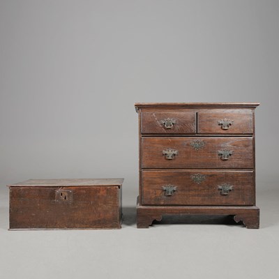 Lot 416 - GEORGIAN STYLE OAK CHEST OF DRAWERS TOGETHER WITH AN OAK BOX.