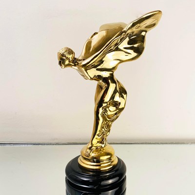 Lot 146 - GILT METAL SPIRIT OF ECSTASY SCULPTURE ON A MARBLE BASE.