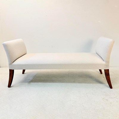 Lot 421 - WINDOW SEAT IN NEUTRAL LINEN UPHOLSTERY ON SPLAYED SUPPORTS.