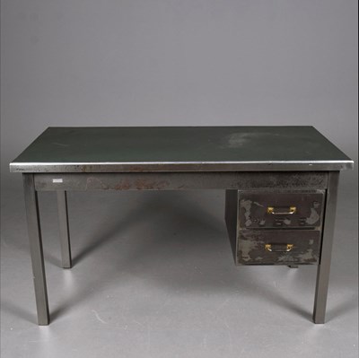Lot 306 - STAALMEUBEL DESK.