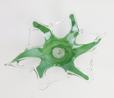 Lot 363 - A MURANO STYLE GLASS CENTREPIECE BOWL