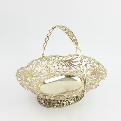 Lot 210 - A GOLDSMITH & SILVERSMITH GEORGE V SILVER BREAD BASKET.