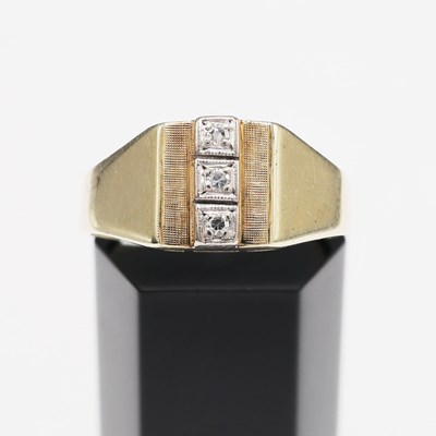 Lot 302 - A 14CT GOLD DIAMOND GENTS DRESS RING.