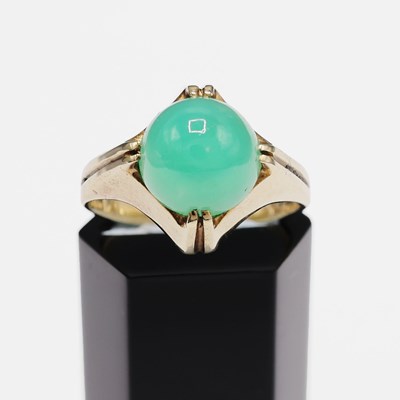 Lot 314 - A 14CT GOLD JADE SET DRESS RING