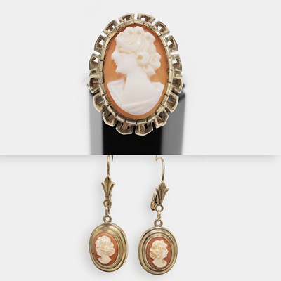 Lot 301 - AN 8CT GOLD CAMEO SET RING AND A PAIR OF MATCHING EARRINGS