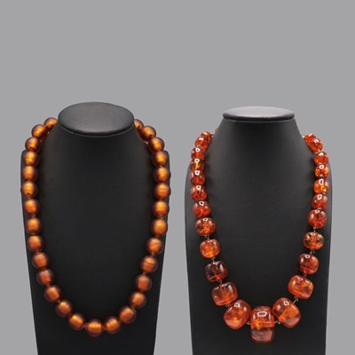 Lot 332 - AN AMBER SINGLE STRAND NECKLACE AND A BUTLER AND WILSON GLASS BEAD NECKLACE