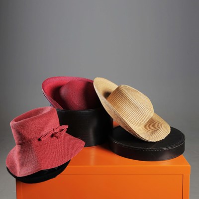 Lot 113 - ANOUSKA HEMPEL COLLECTION OF 5 HATS AND A HAT BOX (6).