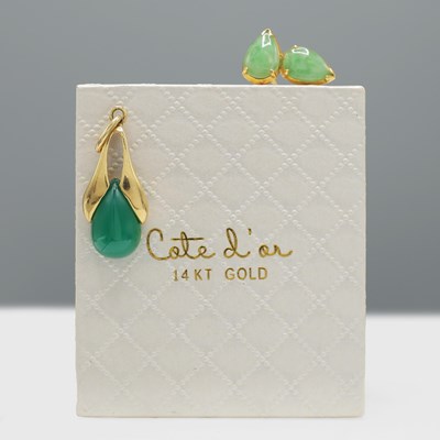 Lot 298 - AN 18CT GOLD JADE SET PENDANT