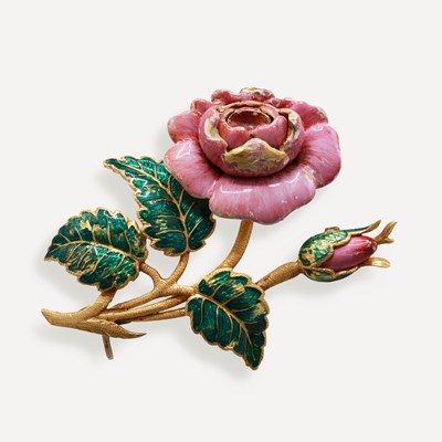 Lot 231 - AN EARLY 20TH CENTURY YELLOW METAL FLOWER BROOCH.