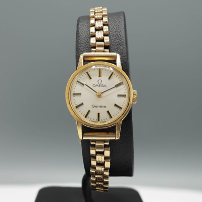 Lot 185 - AN OMEGA 9CT GOLD LADIES WRISTWATCH.