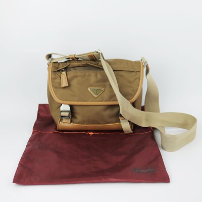 Lot 30 - A PRADA MENS MESSENGER SHOULDER BAG.